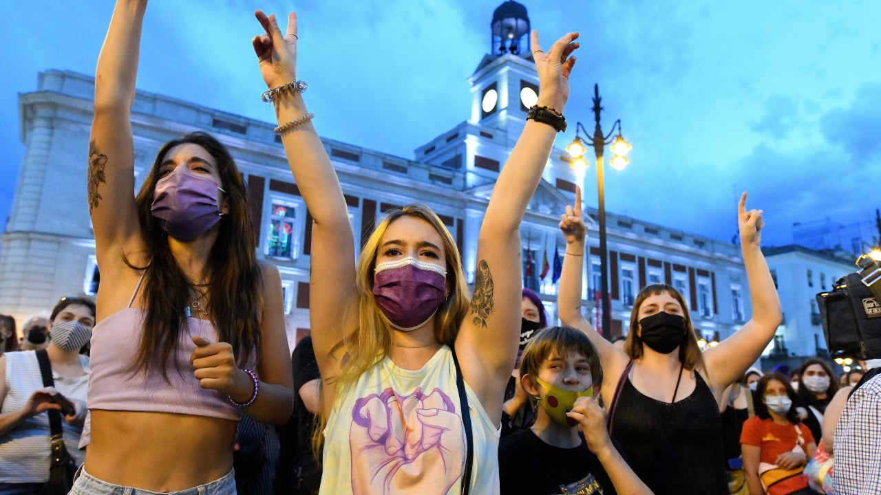 Protesto contra feminicício em Madri, na Espanha