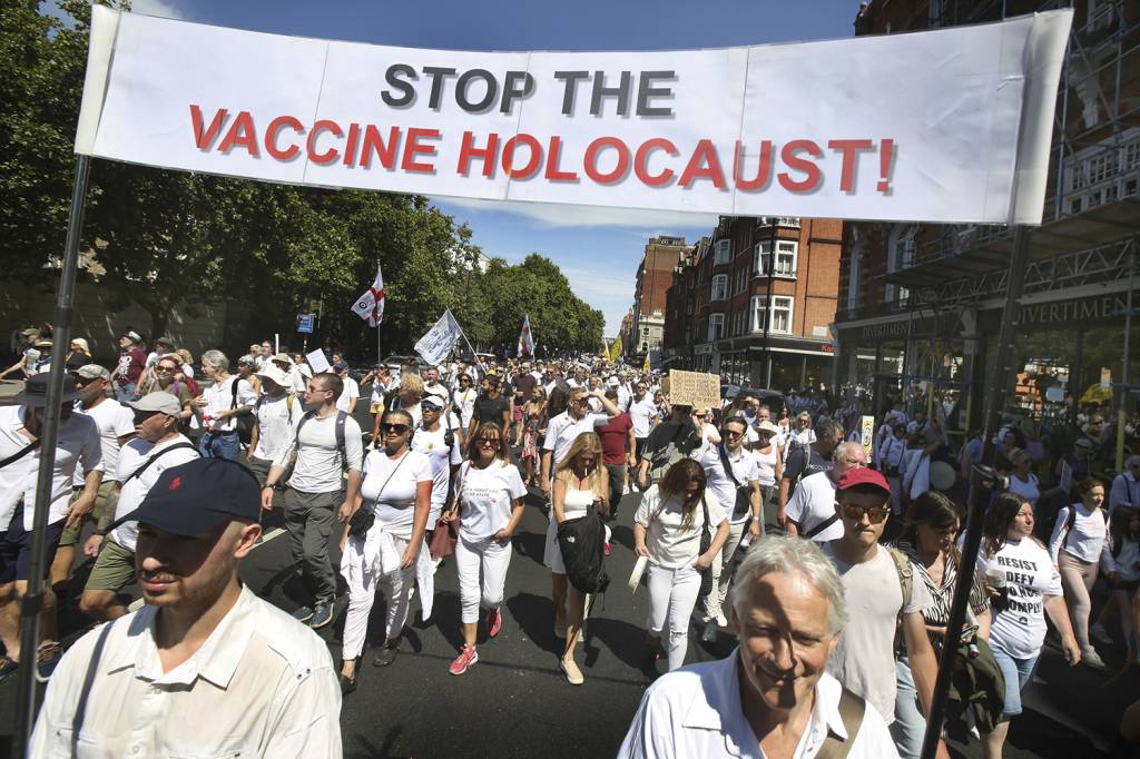O VÍRUS DA ESTUPIDEZ - Manifestação de anti-vaxxers na Inglaterra, em 2022: contaminação política da Covid-19