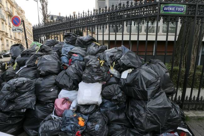 Nas ruas de Paris o lixo continua a se acumular desde o início da greve dos coletores -