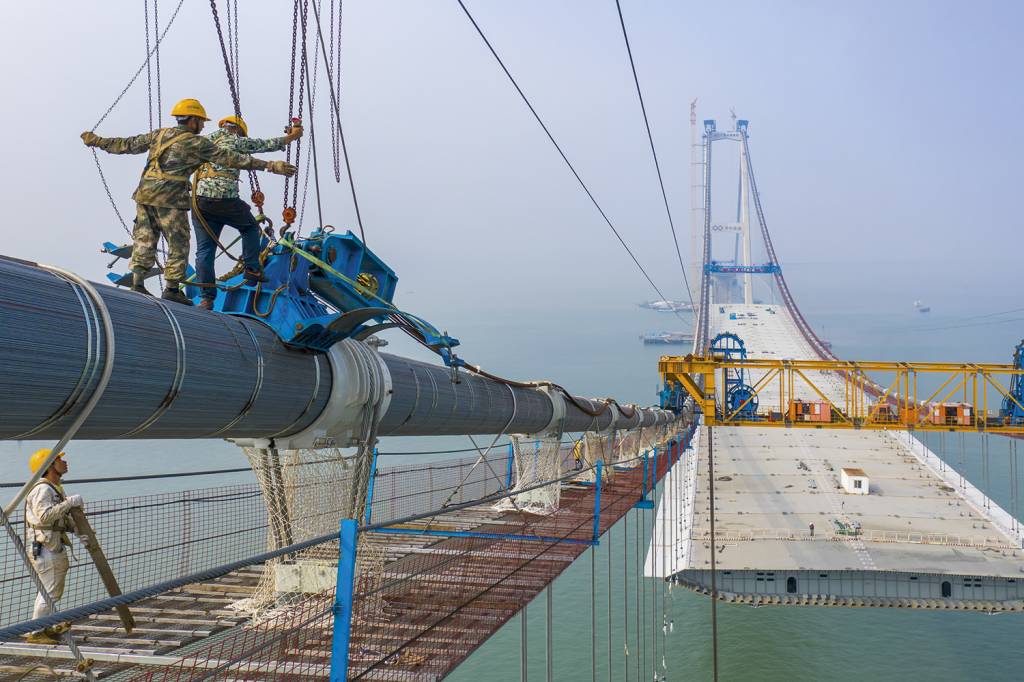 EM OBRA - Ponte em construção: investimentos em infraestrutura podem beneficiar o Brasil