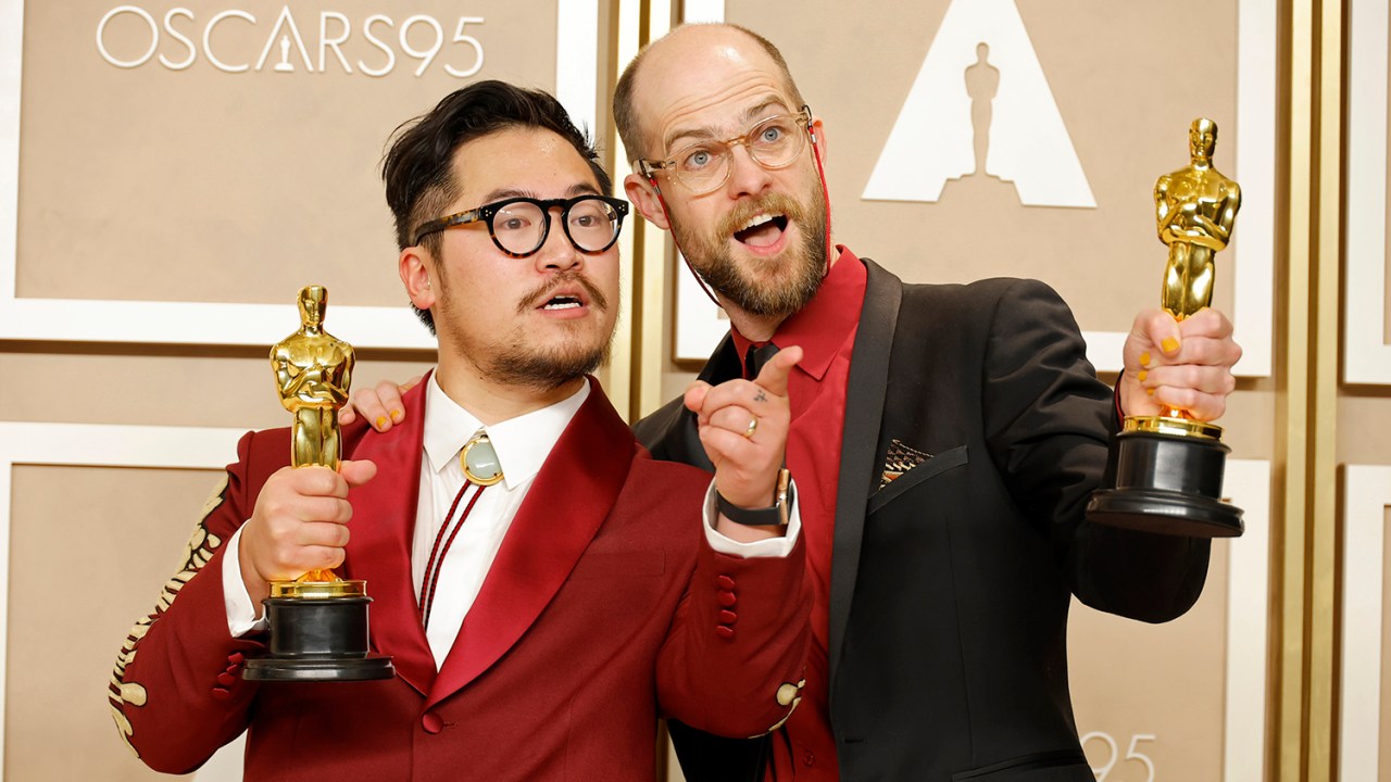 Dan Kwan e Daniel Scheinert com o Oscar de melhor direção por 'Tudo em Todo o Lugar' -