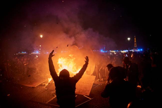 Ao menos 62 manifestantes foram presos após uma fogueira ter sido acesa na Place la Concorde na noite de sexta (17) -