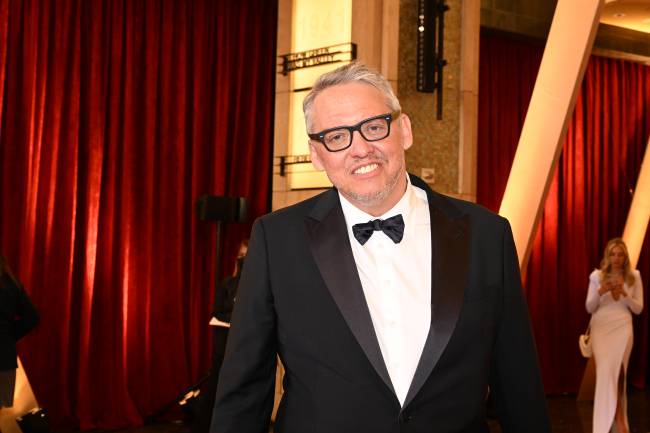 Adam McKay na 94ª cerimônia do Oscar, em 2022