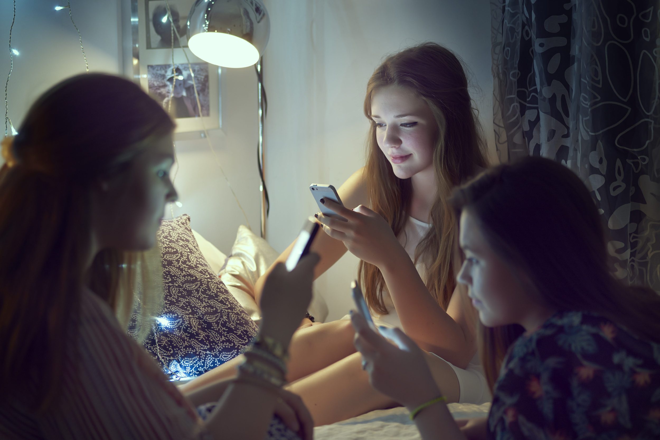 Saiba o mal físico que os celulares estão causando aos adolescentes