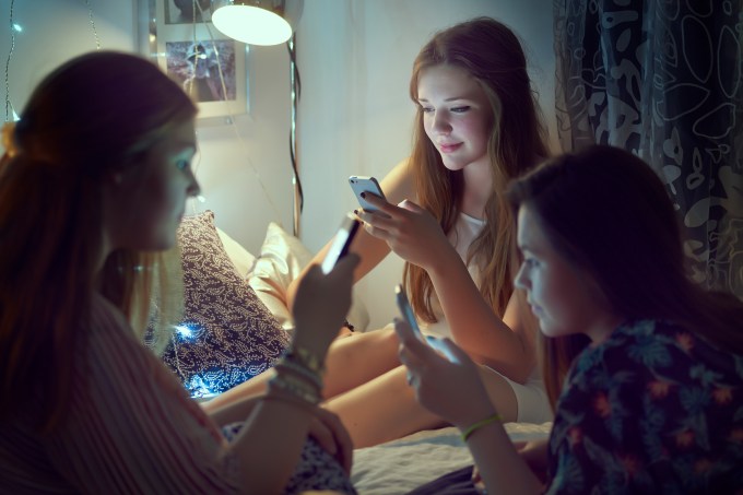 Três adolescentes usando celular – smartphone
