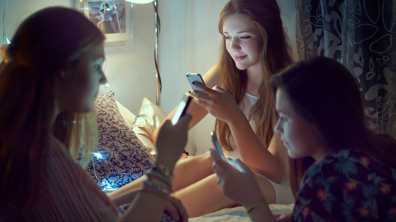 Três adolescentes usando celular - smartphone