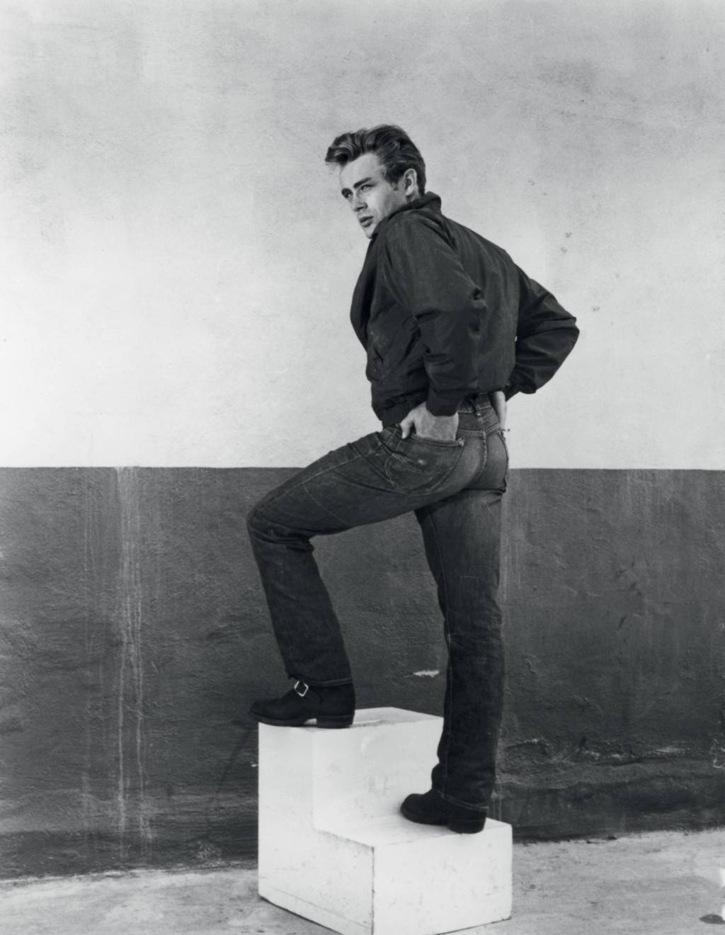 REBELDIA - Anos 1950 - James Dean virou ícone de rebeldia ao adotar a calça de denim no cinema. Era a tradução do comportamento transgressor dos jovens da época.