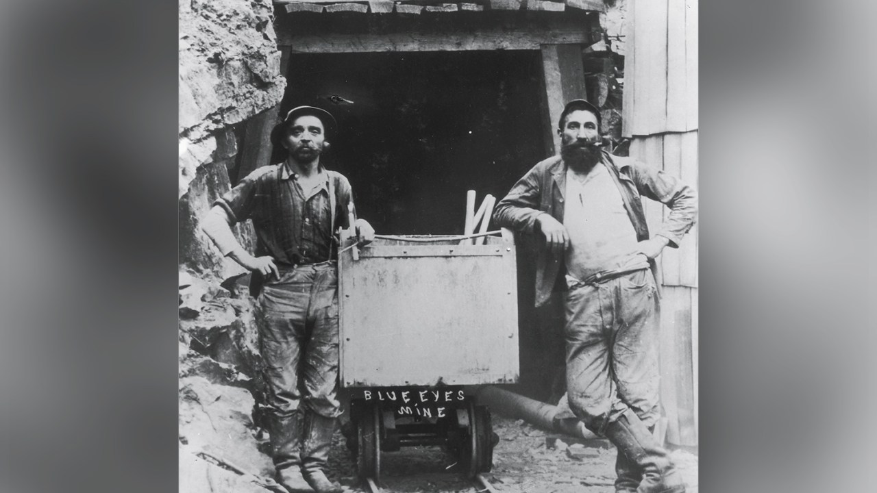 TRABALHO - 1873 - O jeans foi criado como uniforme de trabalho para os mineradores e garimpeiros do sul da Califórnia, dada a resistência do material. Naquele ano, nascia a marca Levi’s.