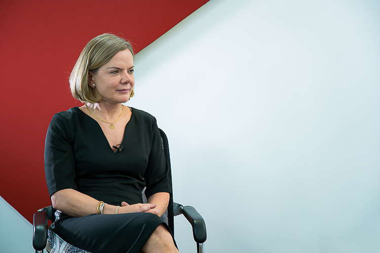 Após cirurgia cardíaca, Gleisi Hoffmann passa bem