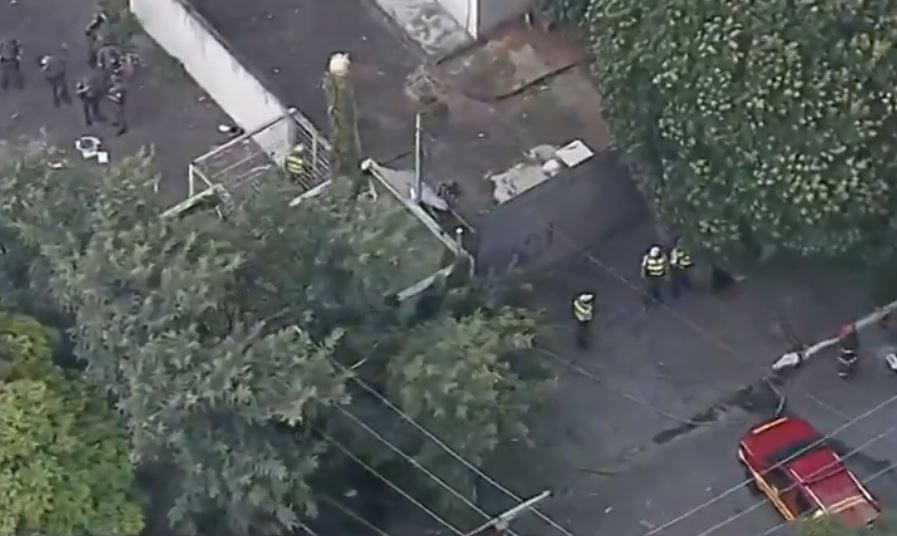 Policiais e bombeiros no onde helicóptero caiu na zona oeste de São Paulo