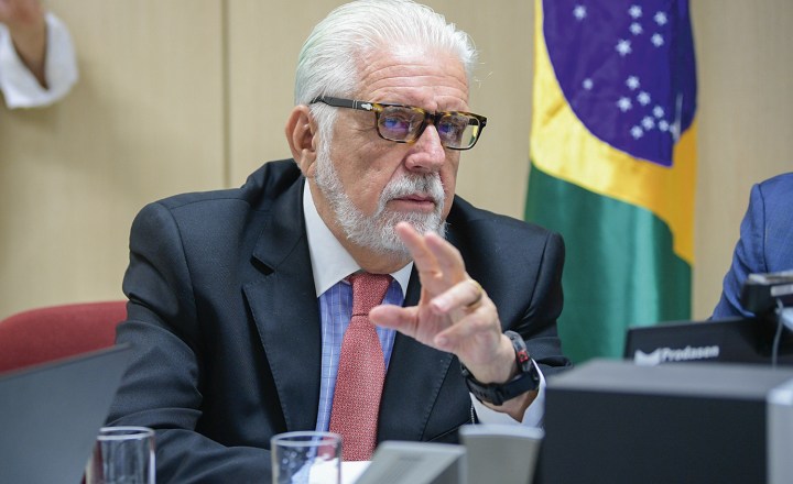 Envolvido em enredo golpista, ex-chefe da Marinha presenteou líder de Lula  | VEJA