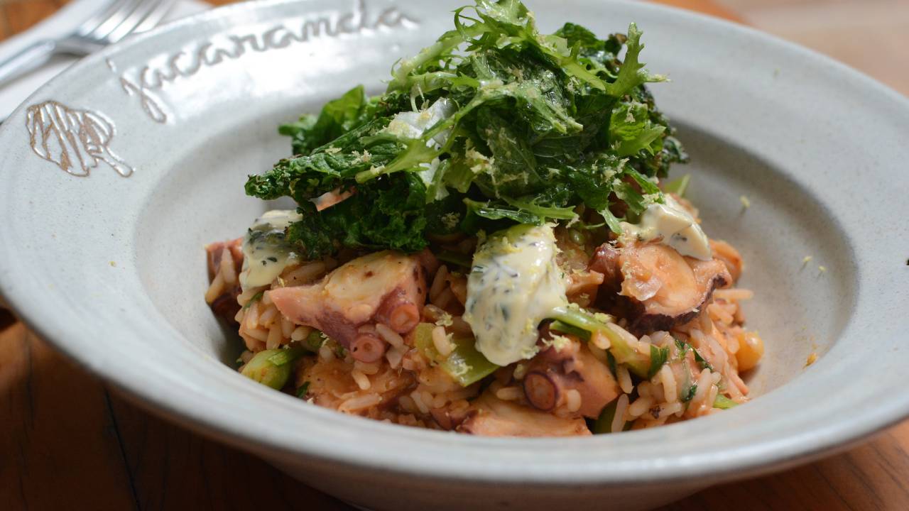 Menu Especial: Arroz de polvo caldoso, grão de bico, ervilha torta, maionese de alho assado e kale, destaque do Jacarandá