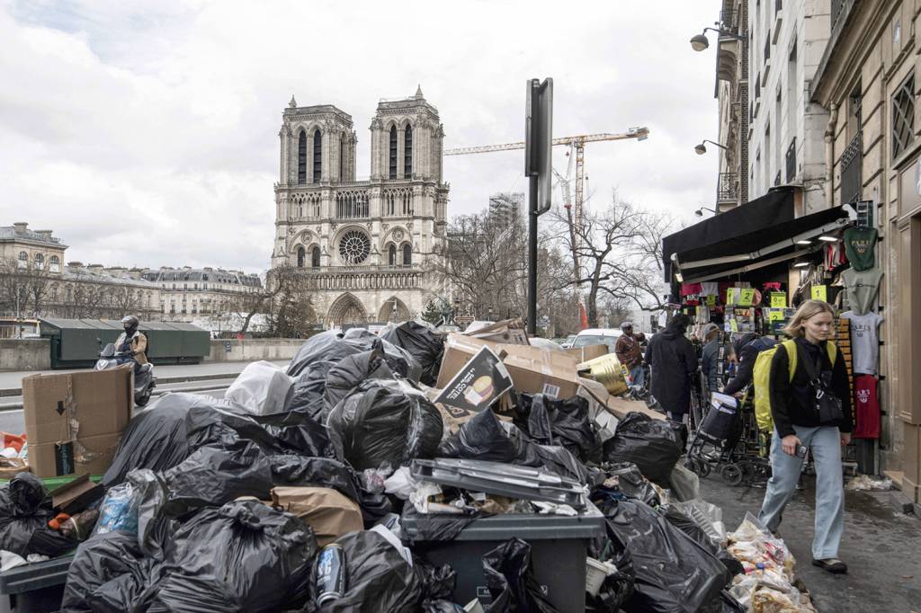 ALIMENTO - Pilhas de dejetos em Paris: a greve de garis acentuou o problema