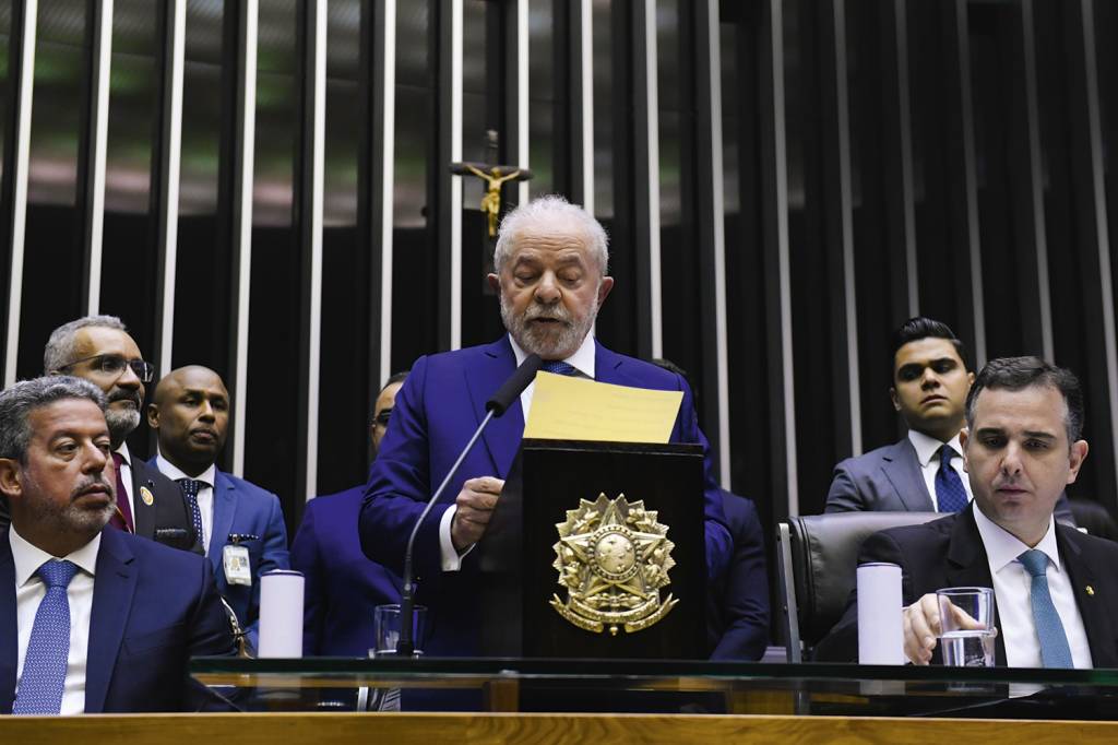 DIFICULDADE - Lula no Congresso, ao lado de Arthur Lira e Pacheco: dúvidas sobre a real capacidade de aprovar projetos como a reforma tributária