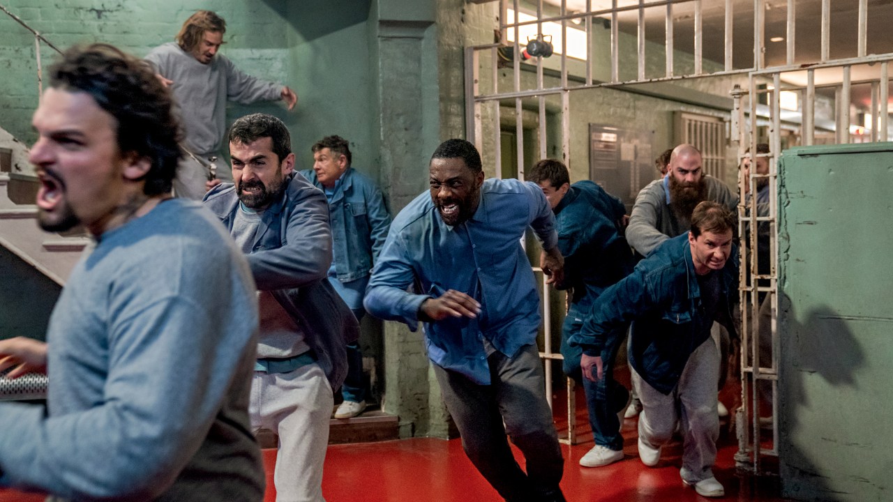 HAJA MORAL - Luther (Idris Elba, no centro) foge da prisão: policial de métodos duvidosos em luta contra hackers perversos