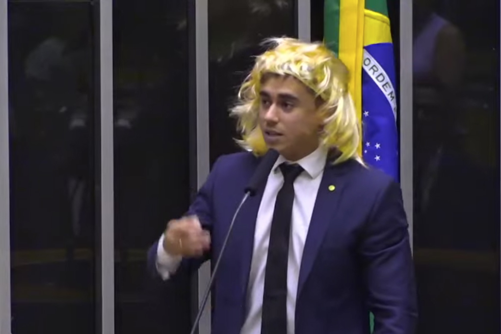 O deputado federal Nikolas Ferreira usando uma peruca na tribuna da Câmara -