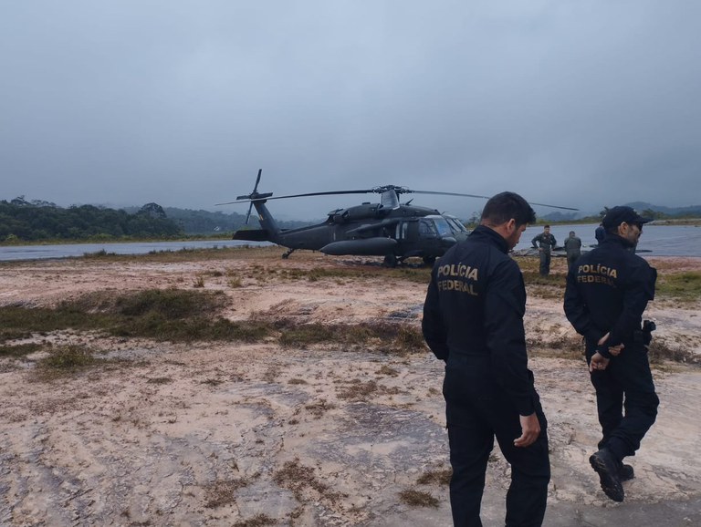 Agentes da PF durante a Operação Libertação, em Roraima.