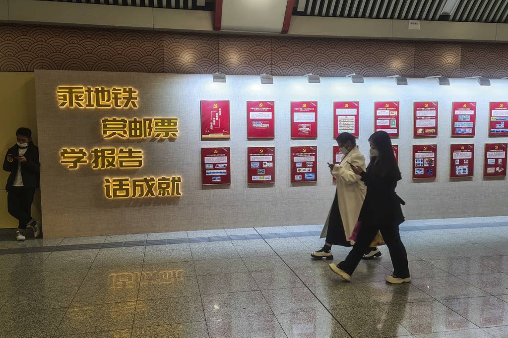 MENSAGEM - China grandiosa: propaganda do governo no metrô de Xangai