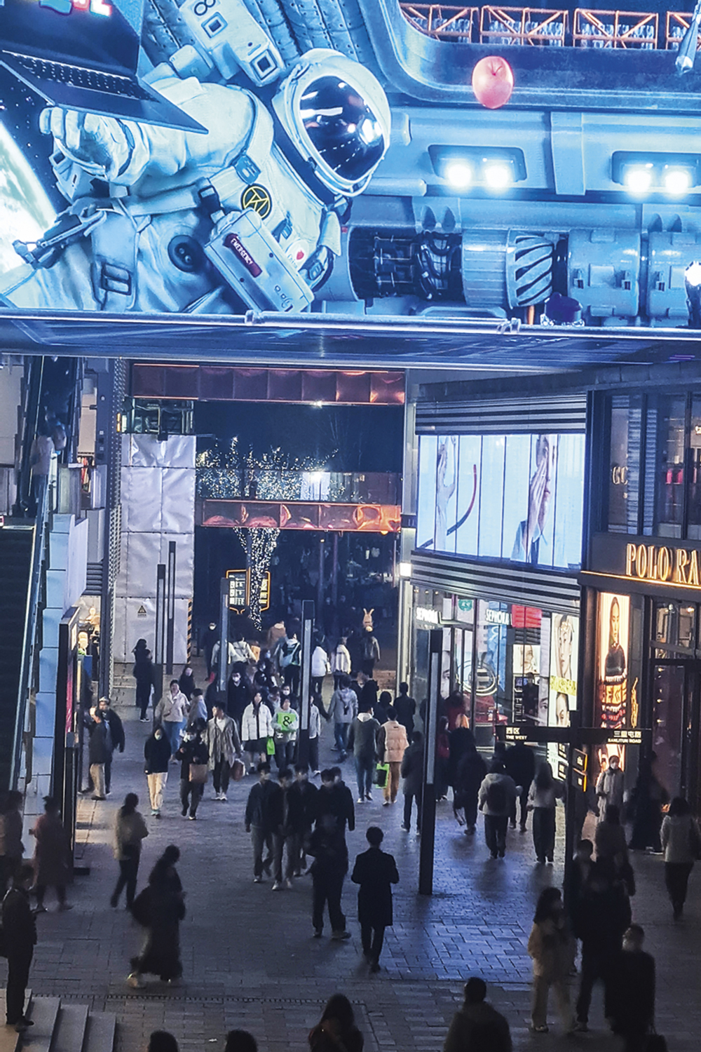 CONSUMO - Shopping em Pequim: as pessoas retomam o gosto de comprar