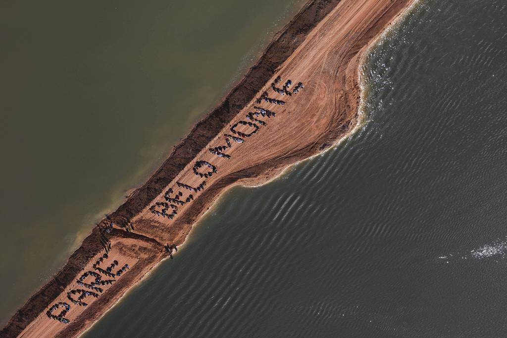NO ALVO: Mensagem no Rio Xingu: polêmicas marcaram o projeto