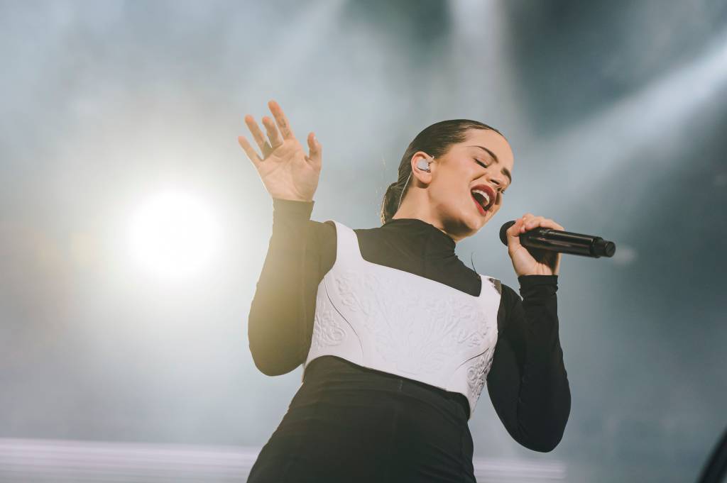 A cantora Rosalía faz show no Lollapalooza Brasil 2023