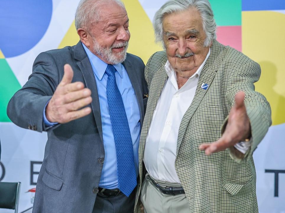 Lula e Mujica em evento no Planalto