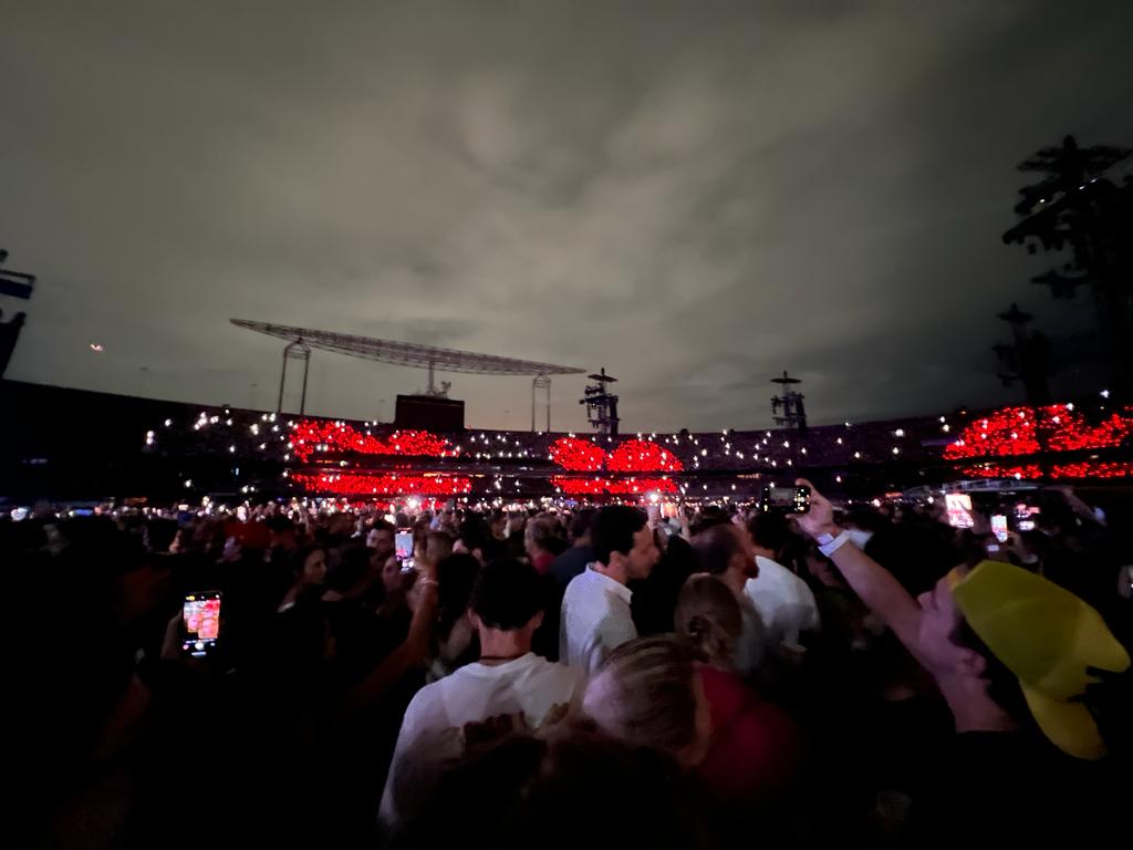 Com pulserinhas distribuídas para a plateia, o Coldplay desenhou um coração de luzes vermelhas nas arquibancadas -
