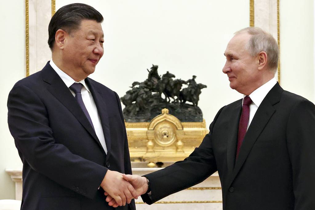 QUEM MANDA - Xi Jinping com Putin, no Kremlin: rapapés, jantar de gala e acordos