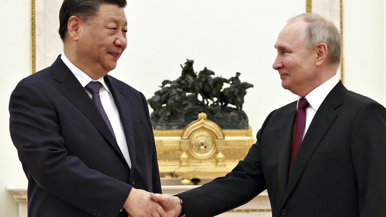 QUEM MANDA - Xi Jinping com Putin, no Kremlin: rapapés, jantar de gala e acordos