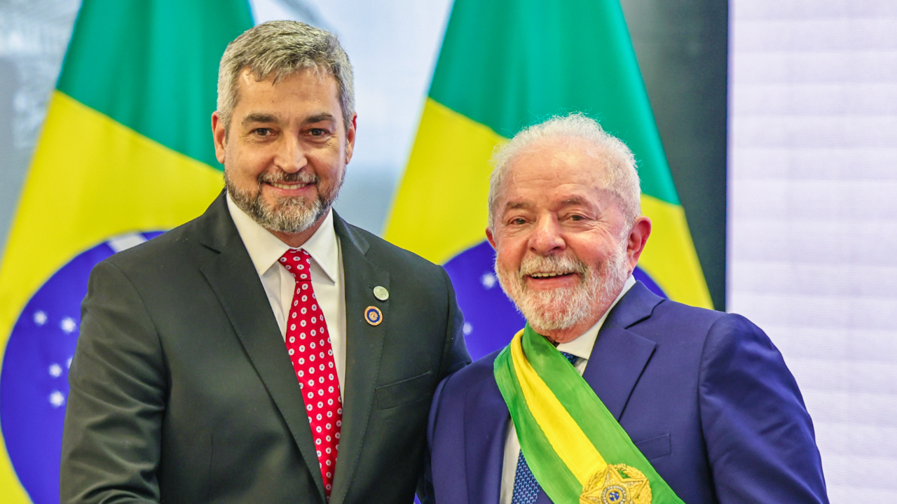 O presidente Luiz Inácio Lula da Silva recebe cumprimentos do presidente do Paraguai, Mario Abdo Benítez, no Palácio do Planalto, no dia da posse do brasileiro, em 1º de janeiro de 2023