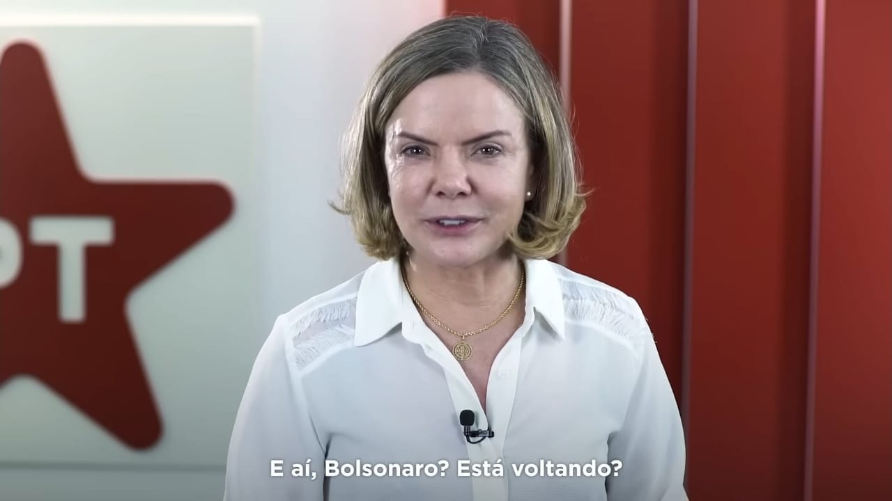 Presidente nacional do PT, a deputada federal Gleisi Hoffmann grava vídeo sobre o retorno do ex-presidente Jair Bolsonaro ao Brasil