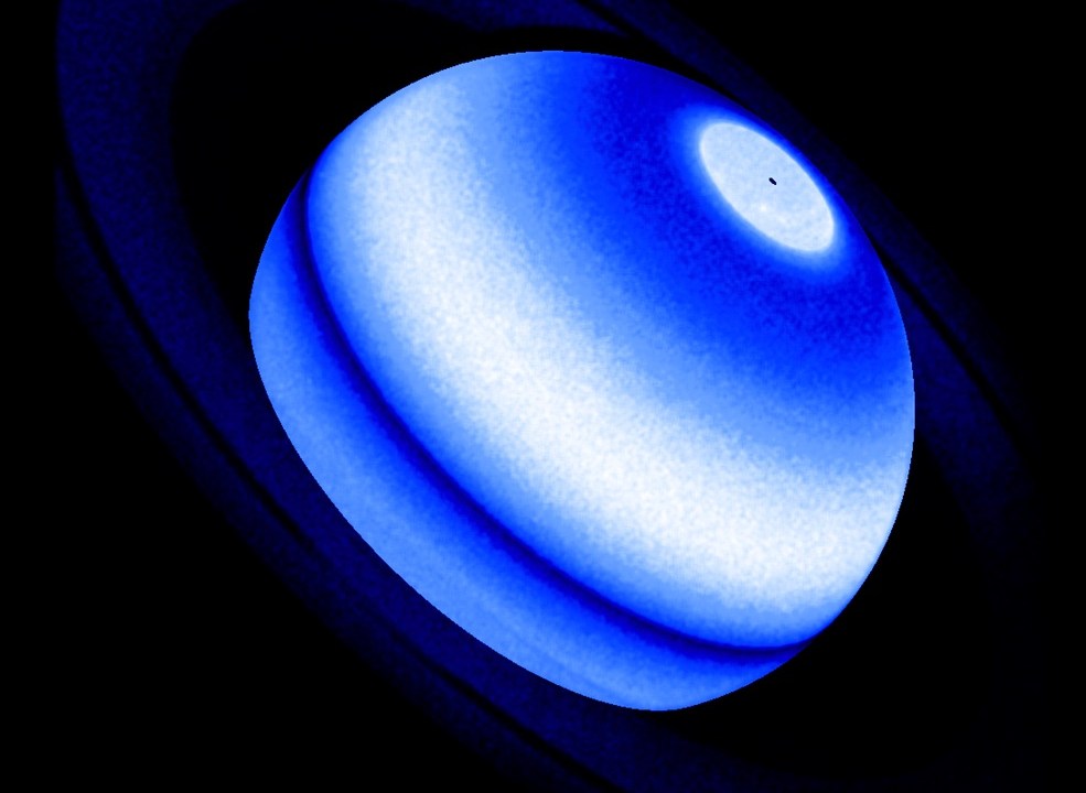 Composição de imagens de três missões diferentes mostram emissões excessivas de hidrogênio causadas pelo aumento de temperatura de Saturno entre 1980 e 2017 -