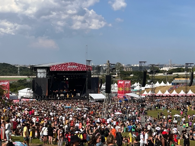 Palco Budweiser, o maior do Lollapalooza Brasil 2023, com o show de abertura da dupla Anavitória