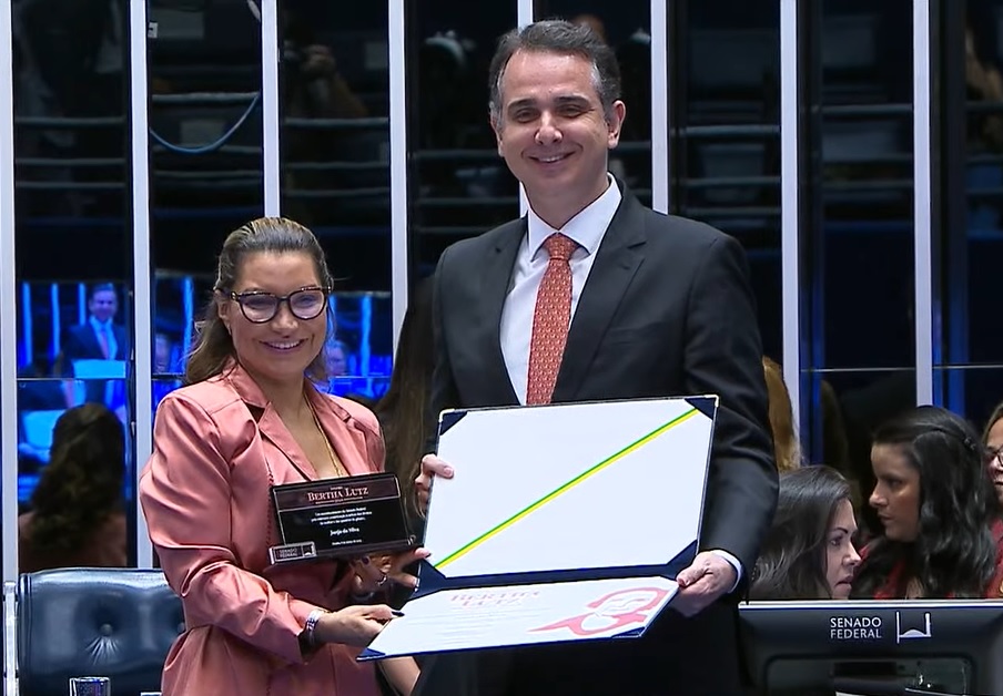 A primeira-dama Janja Lula da Silva recebe o Diploma Bertha Lutz do presidente do Senado, Rodrigo Pacheco, nesta quarta-feira, dia internacional das mulheres