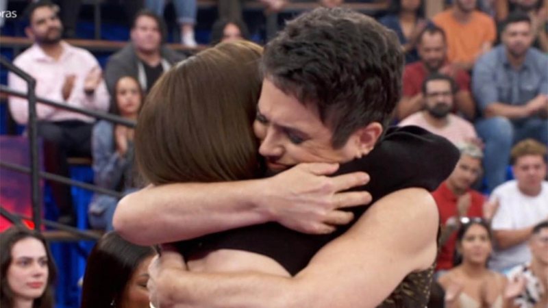 O que Sandra Annenberg falou no ouvido de Klara Castanho no ‘Altas Horas’