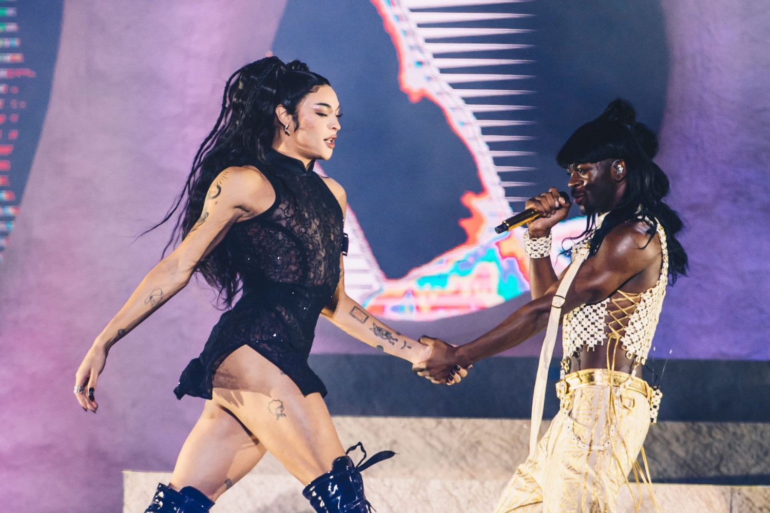 Lil Nas X chama Pabllo Vittar ao palco em show en&eacute;rgico no Lollapalooza |  VEJA