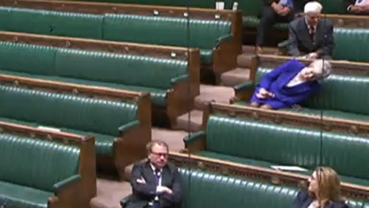 A ex-primeira ministra do Reino Unido Theresa May finge cair no sono de tédio durante discurso de colega no Parlamento. 28/02/2023 -