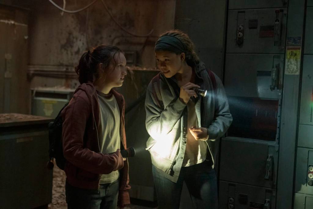 Ellie (Bella Ramsey) e Riley (Storm Reid) em The Last of Us -