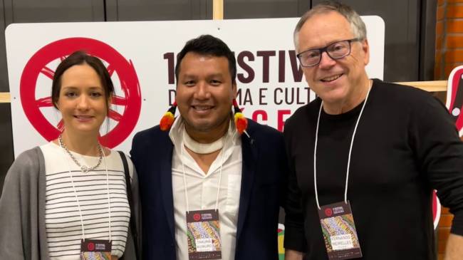Nathalia Scarton e Takumã Kuikuro ao lado de Fernando Meirelles, sócio da O2 Filmes e apoiador do projeto "A Febre da Mata" 