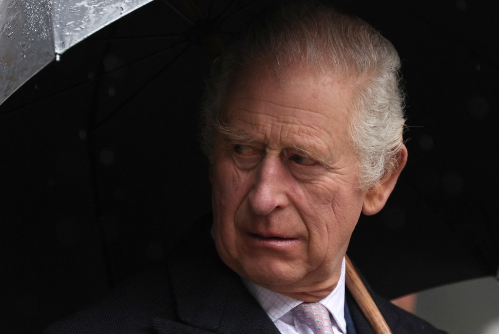 Rei Charles III apoia pesquisa que evidência vinculo da família real a escravidão