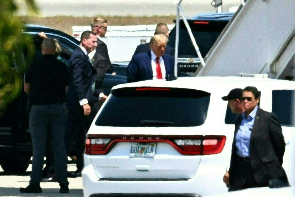 O ex-presidente dos EUA, Donald Trump, embarca em seu avião no Aeroporto Internacional de Palm Beach