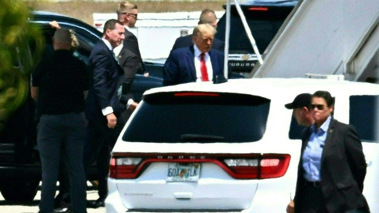 O ex-presidente dos EUA, Donald Trump, embarca em seu avião no Aeroporto Internacional de Palm Beach