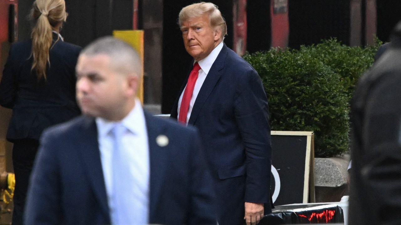 Former US President Donald Trump arrives at Trump Tower in New York on April 3, 2023. - Trump arrived on April 3, 2023 in New York where he will surrender to unprecedented criminal charges, taking America into uncharted and potentially volatile territory as he seeks to regain the presidency. The 76-year-old Republican, the first US president ever to be criminally indicted, will be formally charged Tuesday over hush money paid to a porn star during the 2016 election campaign. (Photo by Ed JONES / AFP)