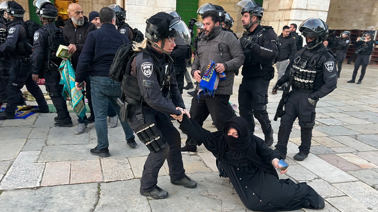 Israeli security forces remove Palestinian Muslim worshippers sitting on the grounds of the Al-Aqsa mosque compound in Jerusalem, early on April 5, 2023 during Islam's holy month of Ramadan. - Israeli police said they had entered to dislodge "agitators", a move denounced as an "unprecedented crime" by the Palestinian Islamist movement Hamas. The holy Muslim site is built on top of what Jews call the Temple Mount, Judaism's holiest site. (Photo by Ahmad GHARABLI / AFP)