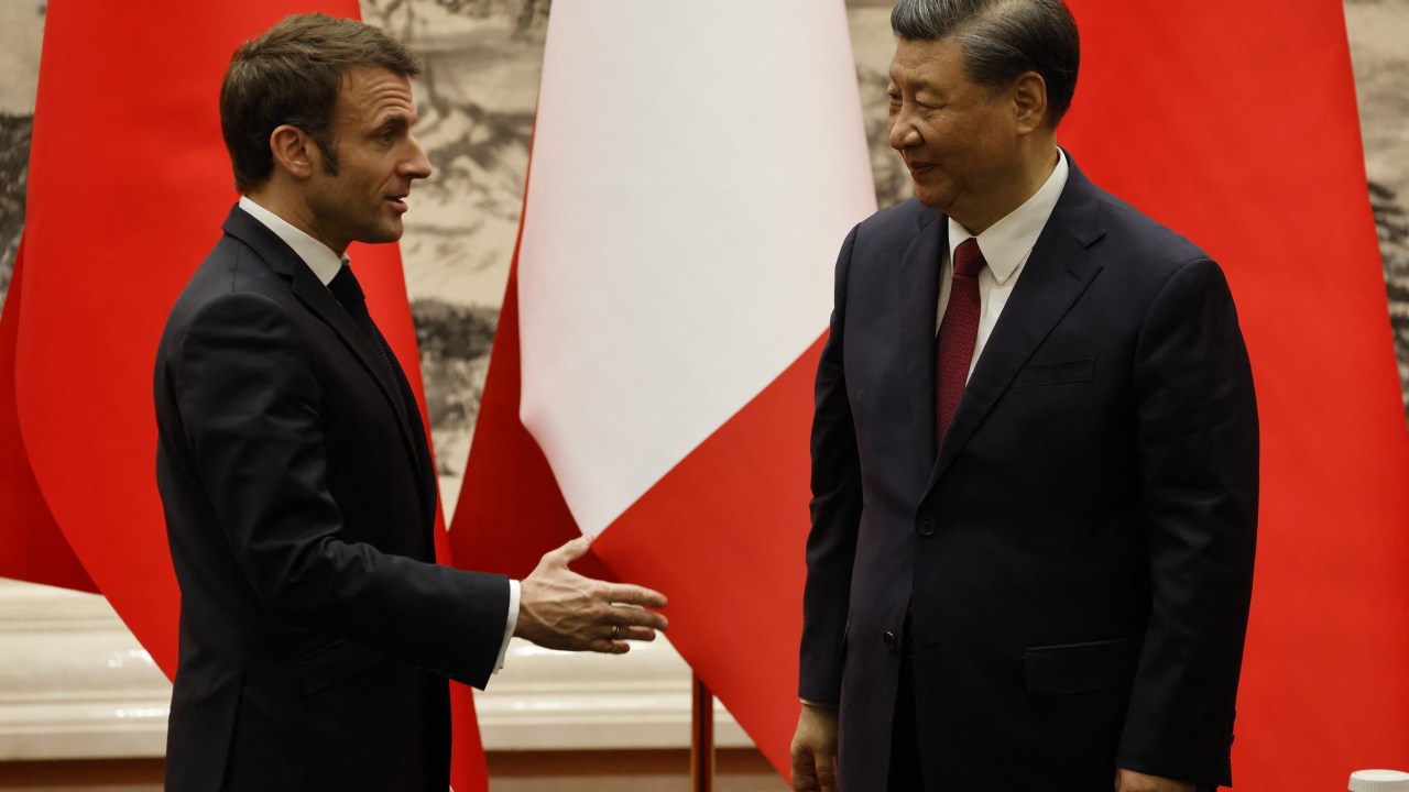 Chinas President Xi Jinping (R) shakes hands with his French counterpart Emmanuel Macron during a joint press conference in Beijing on April 6, 2023. (Photo by LUDOVIC MARIN / AFP)