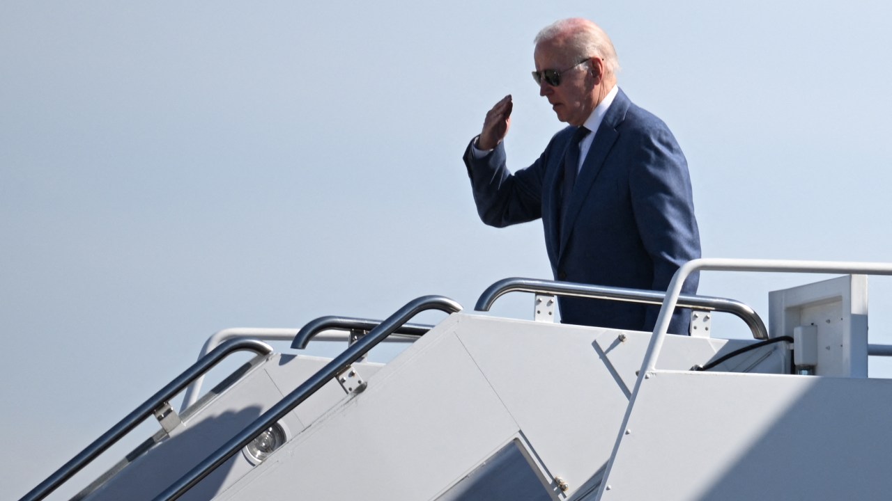 Joe Biden embarcando para viagem a Irlanda do Norte