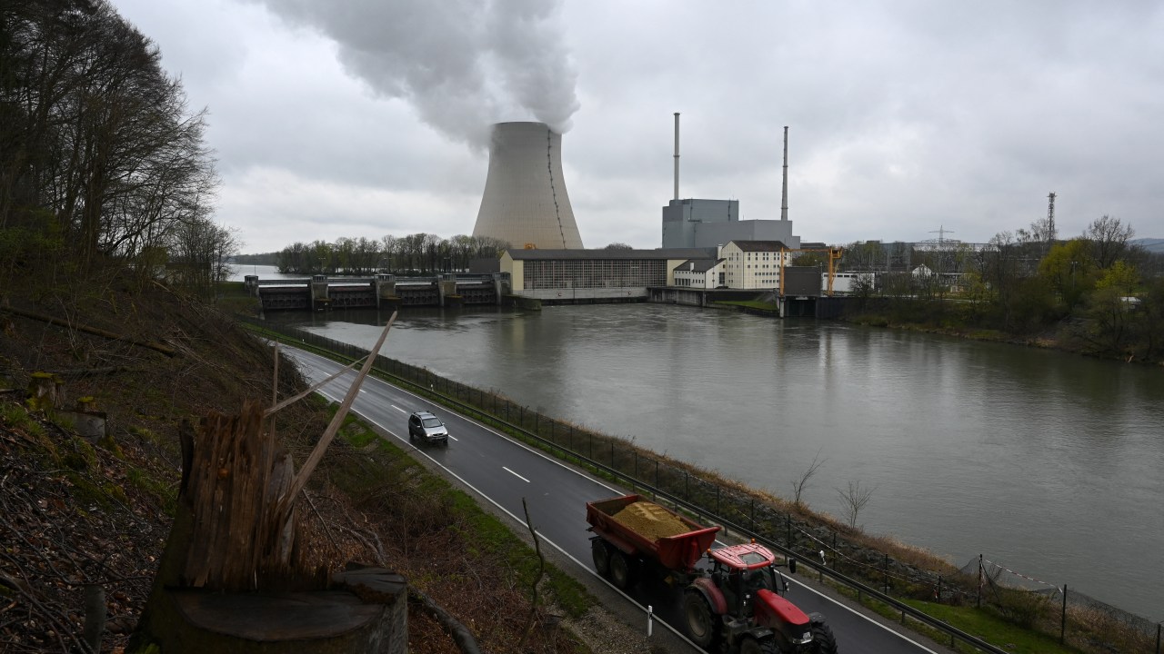 A photo taken on April 14, 2023 shows the nuclear power plant Isar in Essenbach near Landshut, southern Germany. - Germany will shut down its three remaining nuclear plants on April 15, betting that it can fulfil its green ambitions without atomic power despite the energy crisis caused by the Ukraine war. (Photo by Christof STACHE / AFP)
