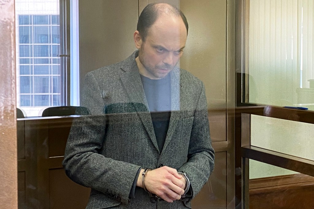 Russian opposition figure Vladimir Kara-Murza, who is accused of treason and spreading "false" information about the Russian army, stands inside a defendants' cage during his sentencing at the Moscow City Court in Moscow on April 17, 2023. (Photo by Handout / Moscow City Court press service / AFP) / RESTRICTED TO EDITORIAL USE - MANDATORY CREDIT "AFP PHOTO / Moscow City Court press service / handout" - NO MARKETING NO ADVERTISING CAMPAIGNS - DISTRIBUTED AS A SERVICE TO CLIENTS