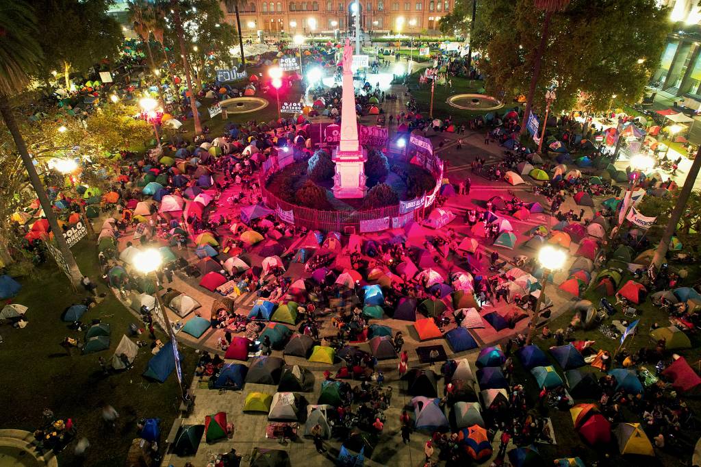 PROTESTO - Acampamento em frente à Casa Rosada: pressão contra a inflação de mais de 100%
