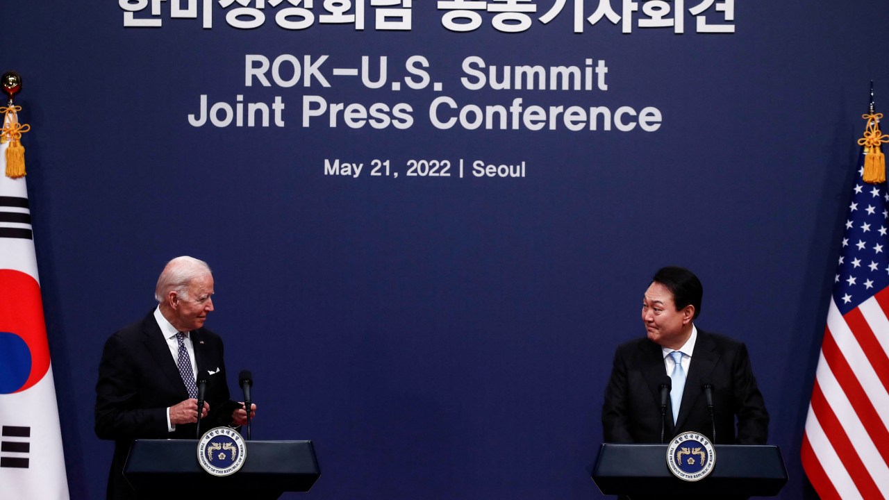 (FILES) This file photo taken on May 21, 2022 shows US President Joe Biden (L) speaking with South Korea's President Yoon Suk Yeol during a joint press conference at the Presidential office in Seoul. - South Korea's President Yoon Suk Yeol heads to Washington on April 24, 2023, as the allies bolster military cooperation -- including with US regional partner Japan -- over North Korea's expanding nuclear weapons programme. (Photo by JEON HEON-KYUN / POOL / AFP)